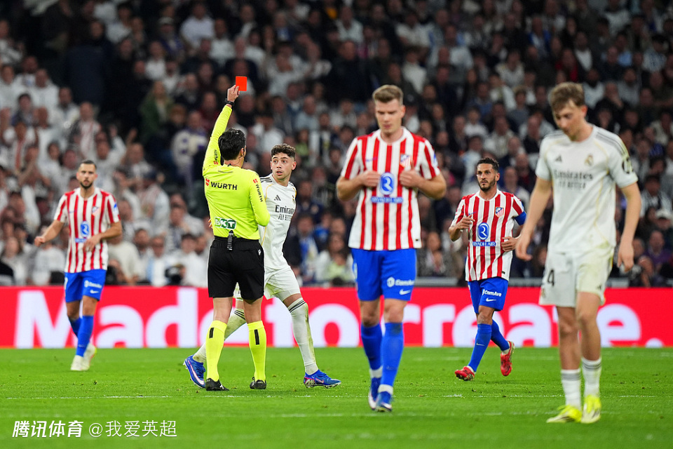 皇马1.2亿巨星扫堂腿染红！球迷怒喊“腐败”，连续2年被争议主裁激怒