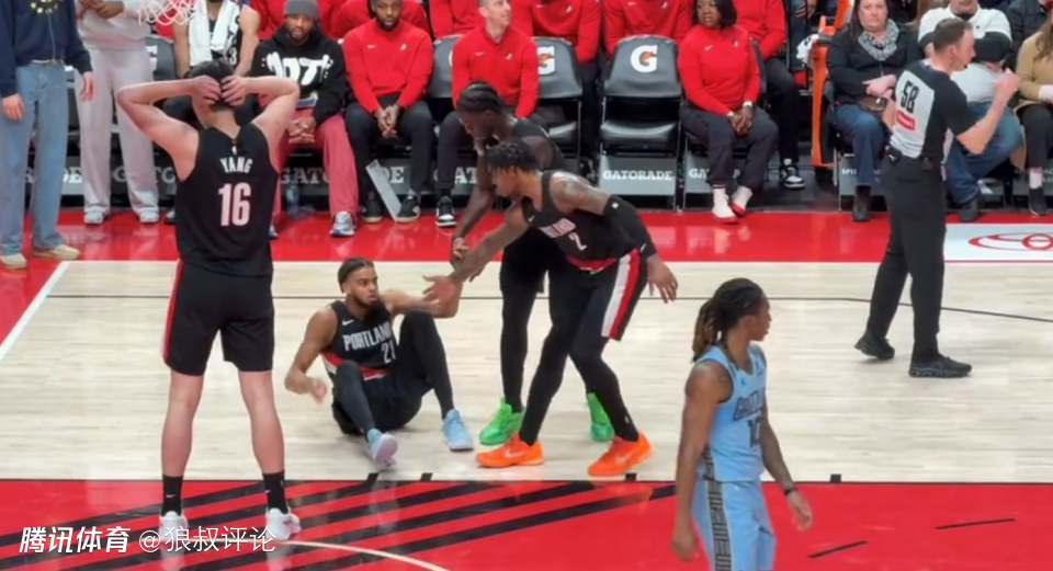 杨瀚森3分钟被吹3犯引热议！媒体人：裁判吹别人这尺度就是纯扯淡