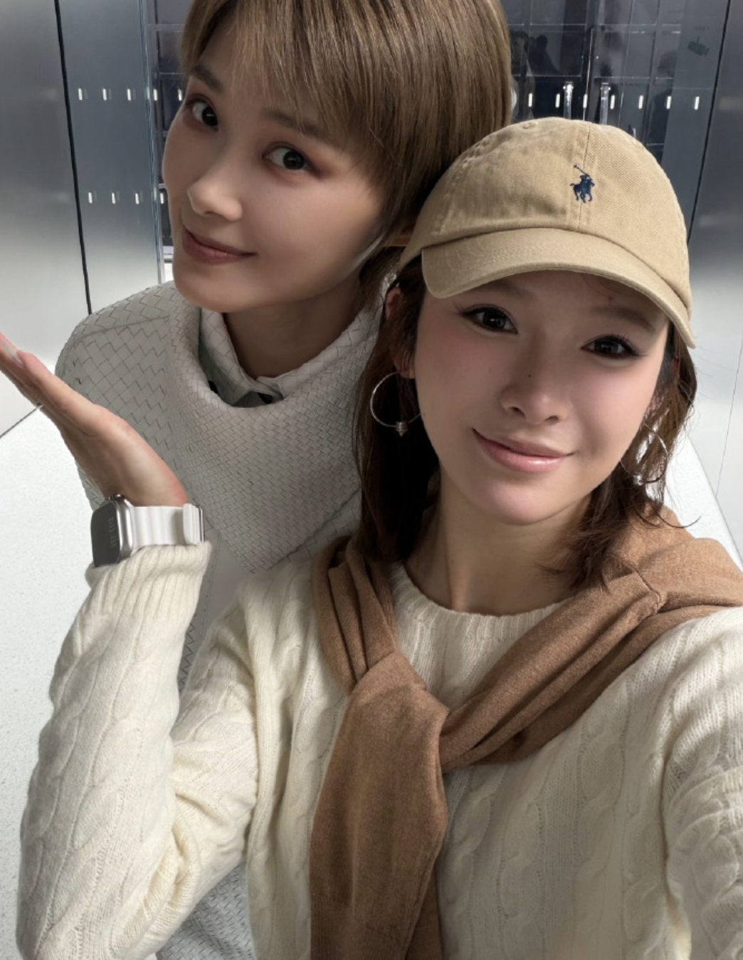 吴艳妮现身苹果50周年成都庆典 与苹果CEO库克、李宇春同框合影