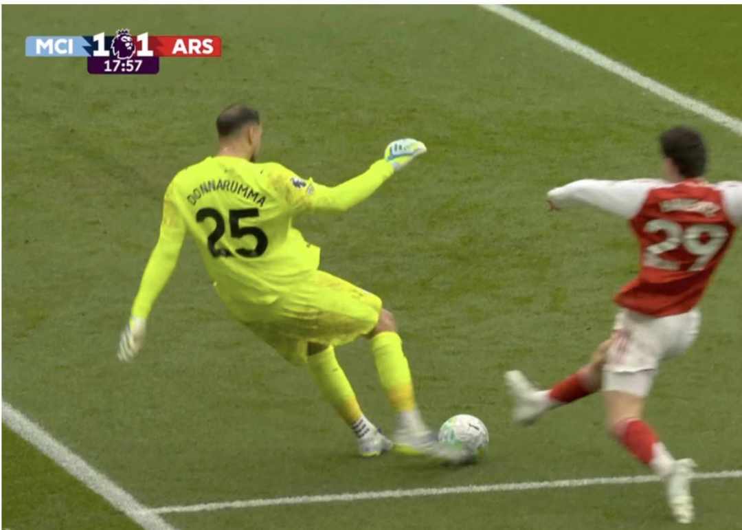 多纳鲁马超巨失误！球迷攻陷曼城官媒评论区：简直愚蠢透顶