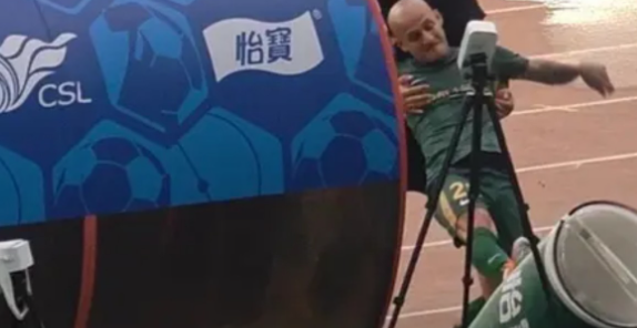 米特里策两度拽李镇全头发遭VAR红牌 离场前踢翻赞助商冰桶