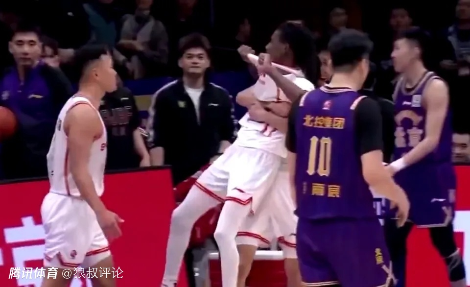 深圳主帅：史密斯第四节表现一直很稳定 最后一攻机会出来了很有决心