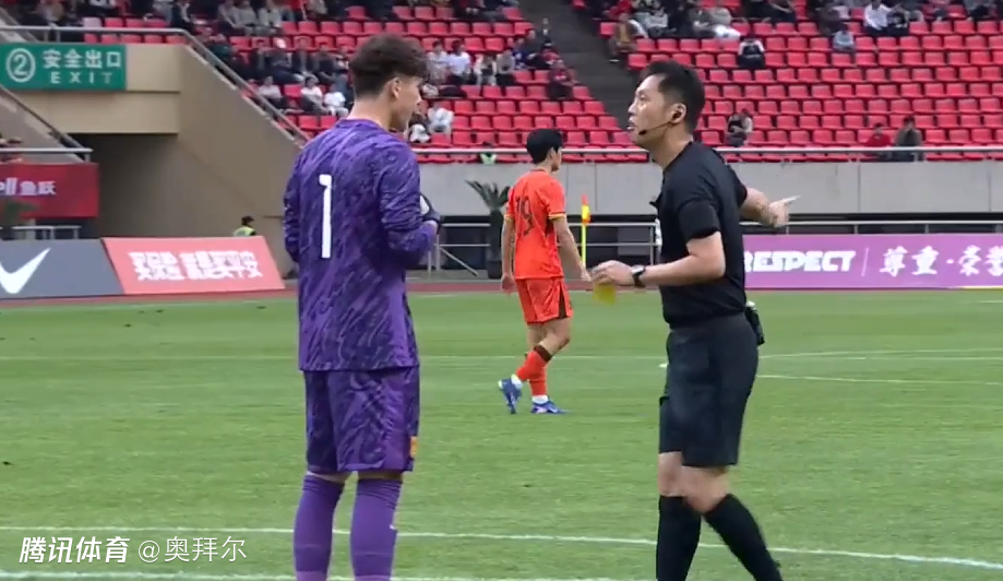 U19国足激烈冲突！久尔杰维奇暴怒，杨铭锐遭报复，依合散染黄