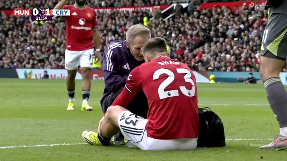 曼联赢球一主力却疑似重伤，马奎尔亦伤退！卡里克坚称二人只是不适