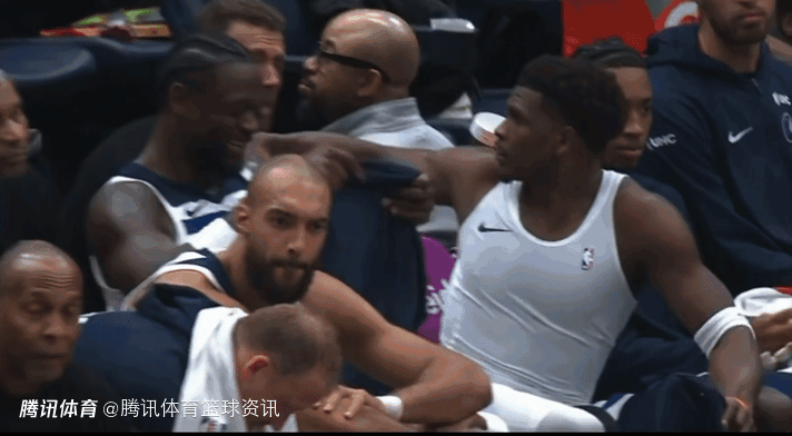 尴尬！爱德华兹欲送球衣给小球迷 结果被一名女士截胡