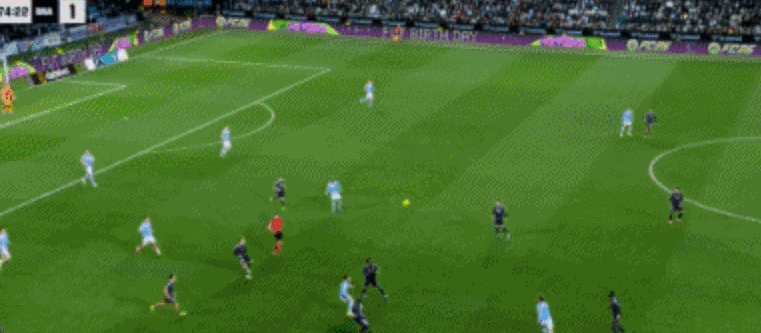 翻车现场！维尼修斯彩虹过人失败直接出界 塞尔塔球迷高喊“沙滩球”