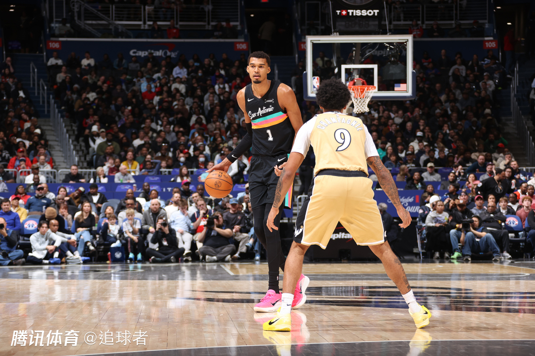 文班14+12末节枯坐替补席：肘击误伤裁判脑门 多次暴扣秀翻全场