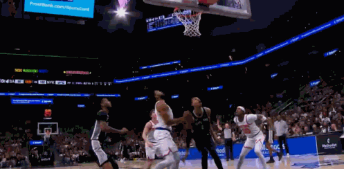 文班亚马抢前板落地后左腿受伤！已回更衣室 离场前安慰球迷称自己没事