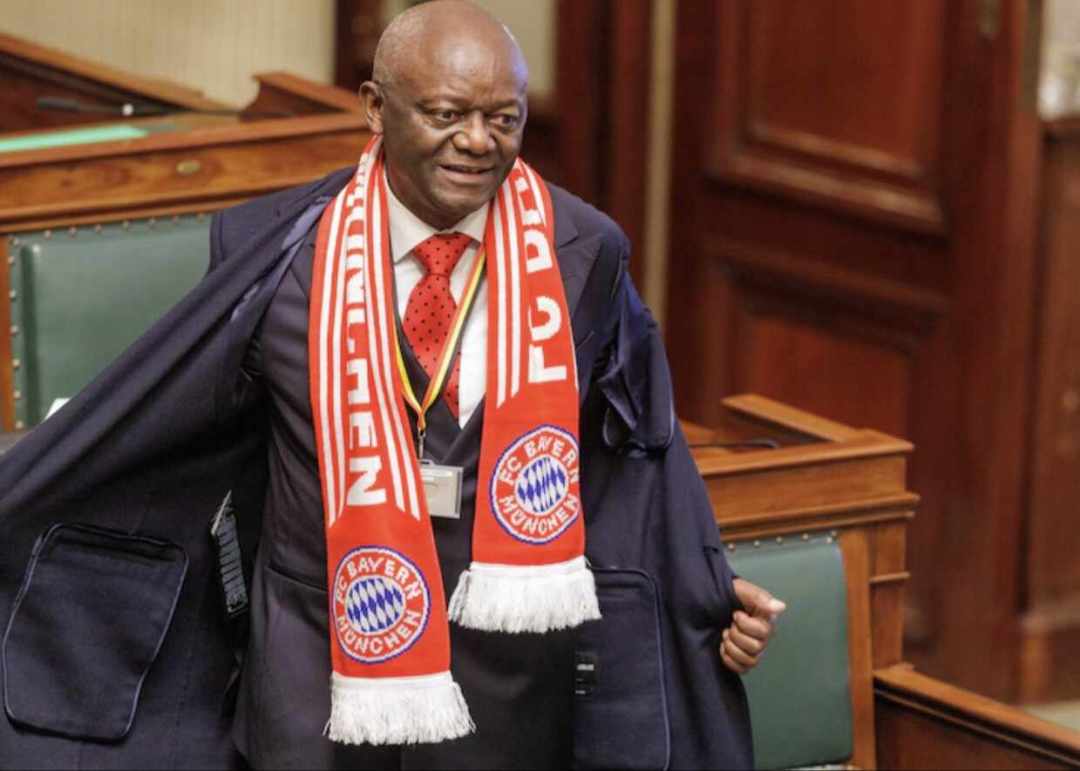 佩戴拜仁围巾参会！孔帕尼父亲：我知道他为此付出了多少努力