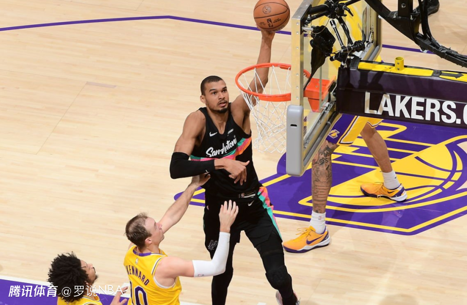 文班26分钟40+12刷爆纪录！马刺5连胜轻取残阵湖人 卡斯尔伤退