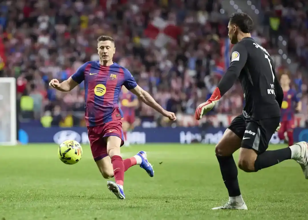 每体：莱万经纪人代表周二与米兰会面，巴萨愿续约但降薪