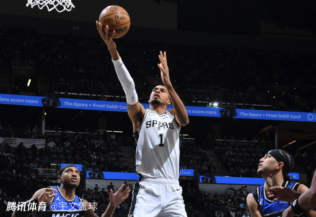 文班亚马25+8上演暴扣秀！4断5帽笑傲状元对决 统治关键攻防太无解