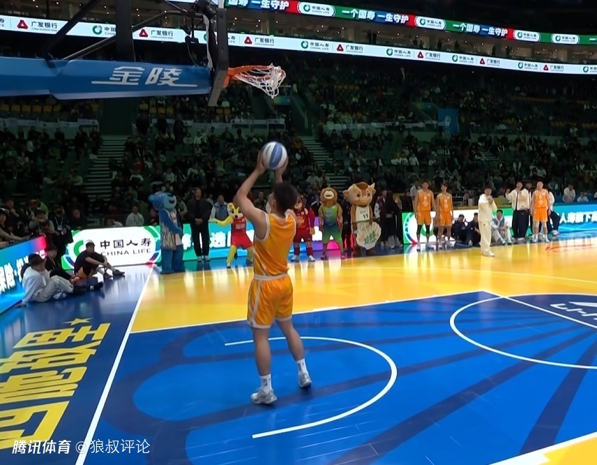 搞笑！四川球员刘冠杉扣篮前想把篮网用球砸下来 结果三投不中