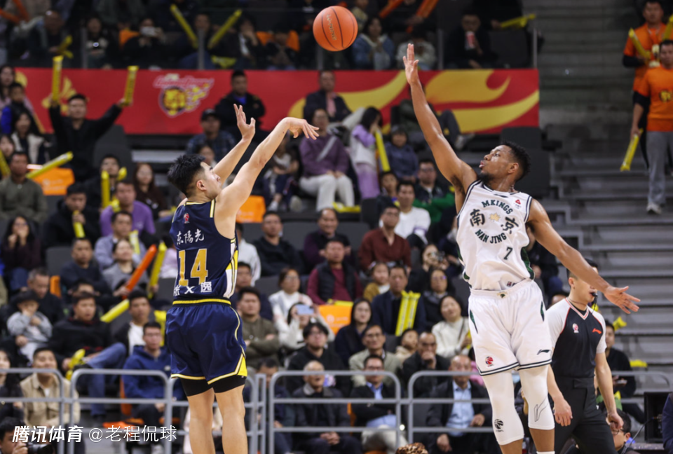 杜锋爱将张文逸扮奇兵命中两记关键三分 他在质疑中扭转战局