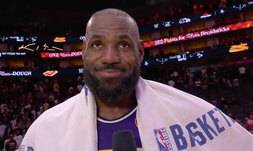 詹姆斯暖心赛后采访致敬ESPN女记者：本该去冰敷的但我必须回来 你太棒了！我爱你