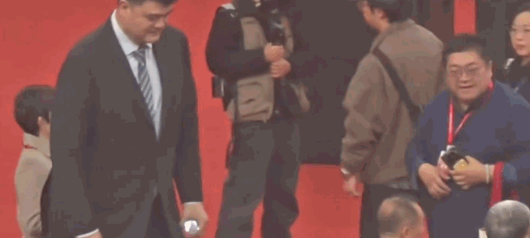 庆祝母校建校130周年！姚明回上海交大参加活动 坐第二排体型抢眼