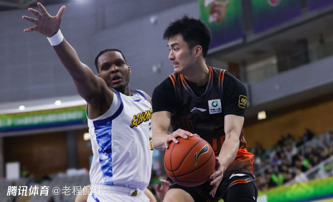 于德豪俱乐部杯赛三分5中0又挂零 场下队友都有些不忍看