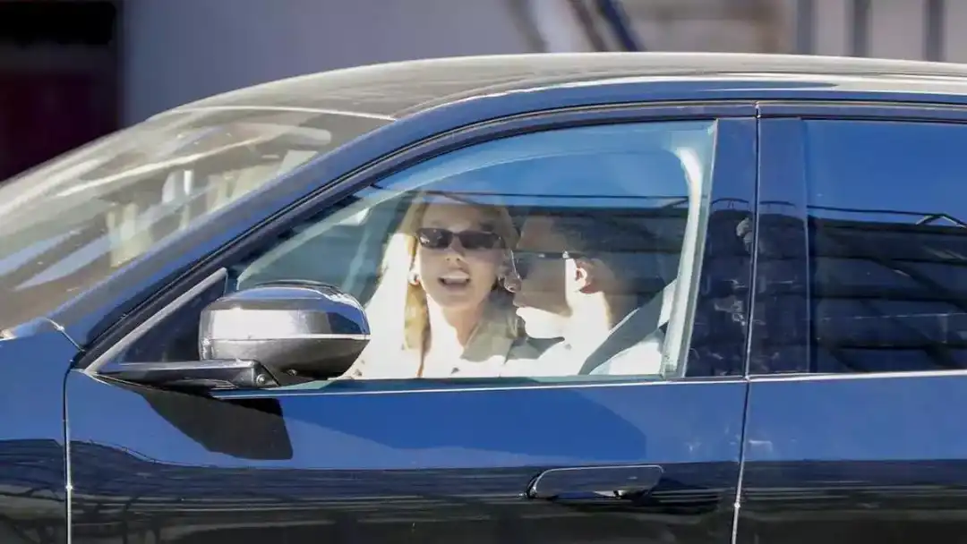 每体：姆巴佩对恋情不再遮遮掩掩，与女友在街头公开甜蜜亮相