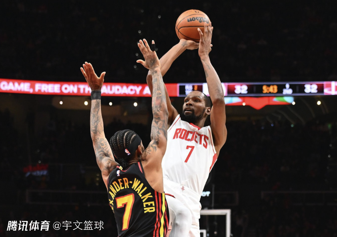 杜兰特背靠背轰31分！单节狂飙16分拒绝连败 遭肘击嘴角冒血险爆发冲突