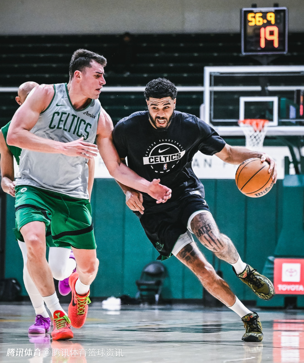 复出倒计时？凯尔特人官方社媒发布塔图姆参加模拟比赛组照