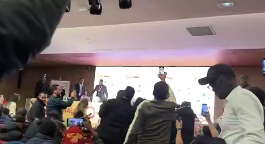 混乱！摩洛哥记者们要求主帅辞职 与塞内加尔记者冲突致发布会取消