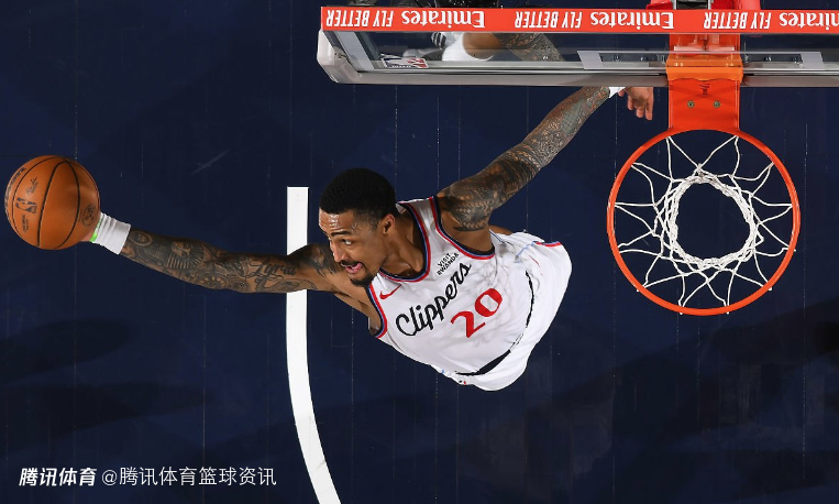 又伤了？约翰-科林斯抢板时与大洛相撞 已返回更衣室