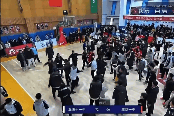 耐高赛场发生大规模冲突！家长与观众冲进场内和球员互殴