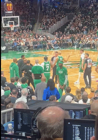 马祖拉不满判罚情绪激动 助教卡塞尔上前劝阻却被他摔到在一边