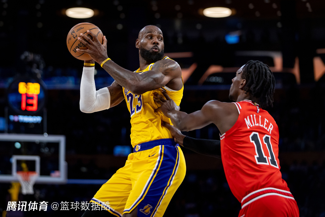 雷迪克自曝与詹姆斯私下沟通商量减少球权 夸赞老詹牺牲精神