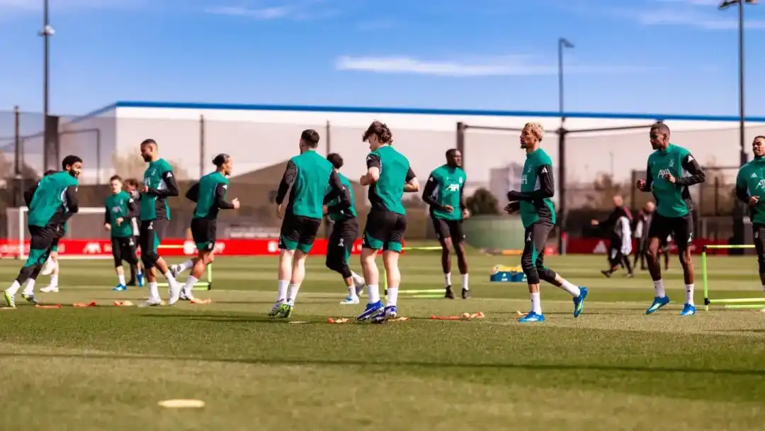 利物浦出征巴黎大名单：萨拉赫、范戴克领衔，基耶萨在列