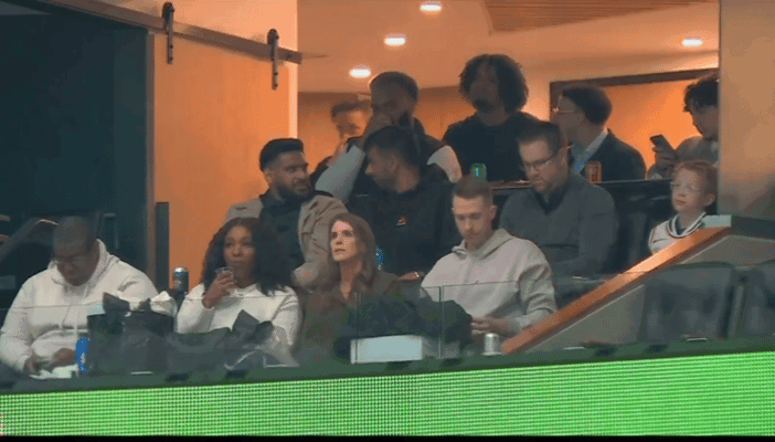 羡慕！东契奇为22位球迷提供比赛豪华包厢 并在赛前见面会赠送球衣和球鞋