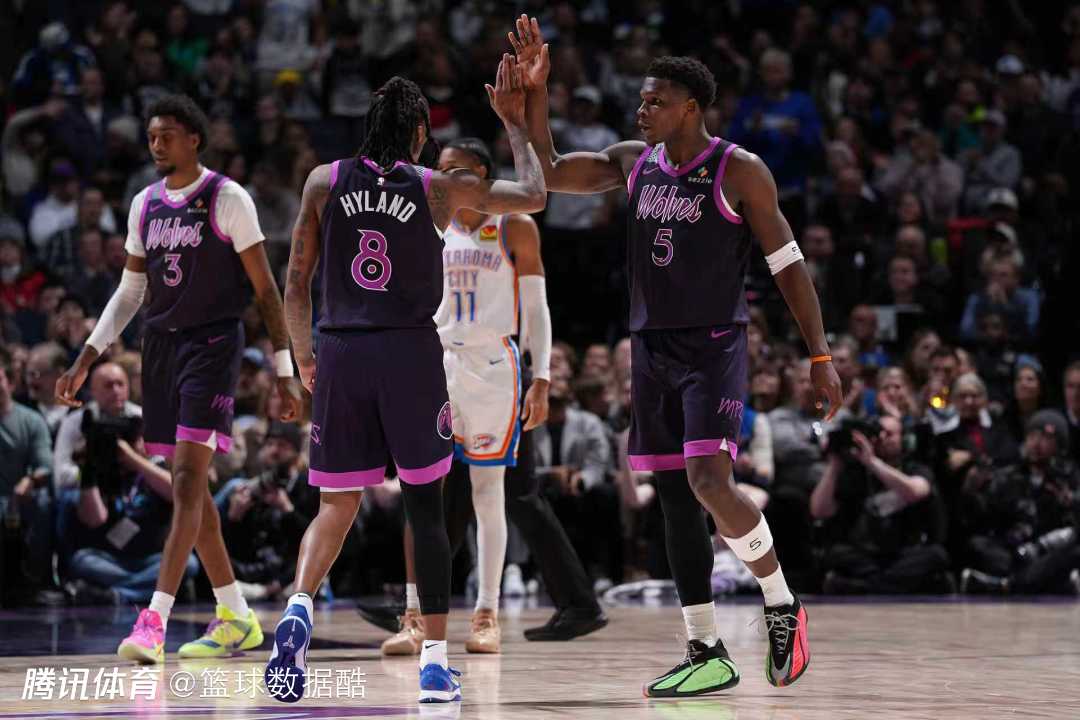 爱德华兹谈关键三分：我不会传球必须自己投 每周练千次有自信