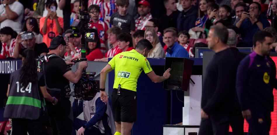 站队马竞！皇马电视台谈马丁踩踏：标准总是被修改以偏袒巴萨