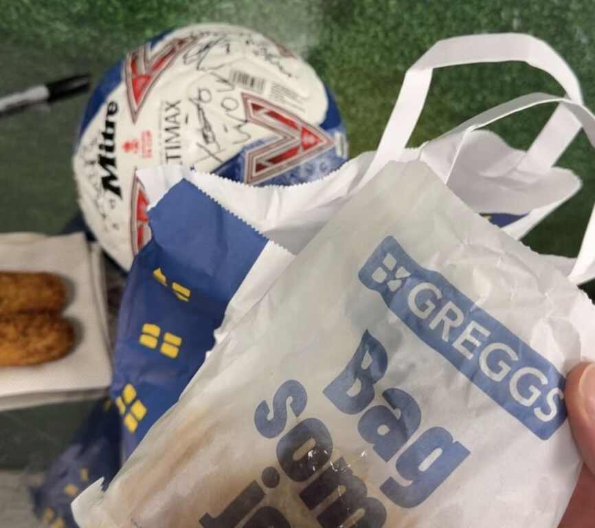 心情大好！哈兰德戴帽后带着比赛用球和美食离开球场