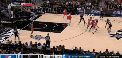 意外！卡斯尔被德拉蒙德踢伤腿部 已返回更衣室