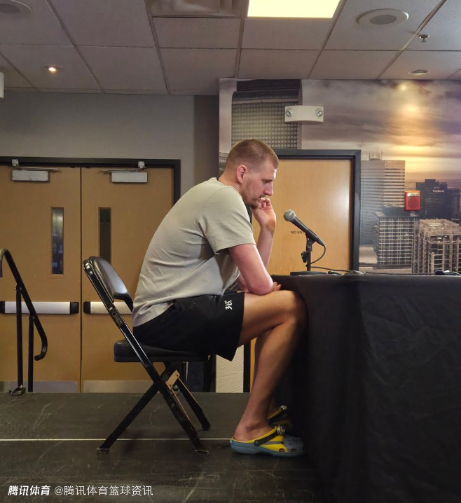 约基奇赛后穿小黄人拖鞋接受采访 此前曾COS该电影“格鲁”角色