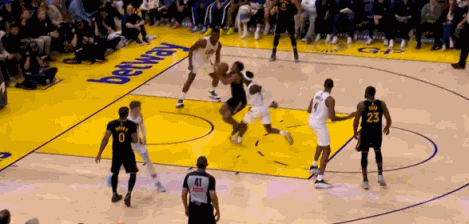 这动作过分了！施罗德飞踹克莱尔 被吹罚一级恶意犯规