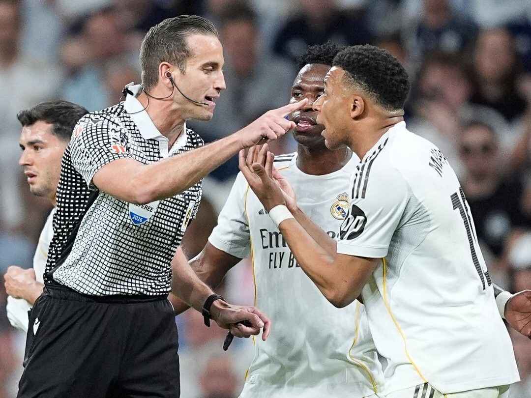 这球该给点吗？姆巴佩禁区内被肘击放倒，裁判表示没有犯规