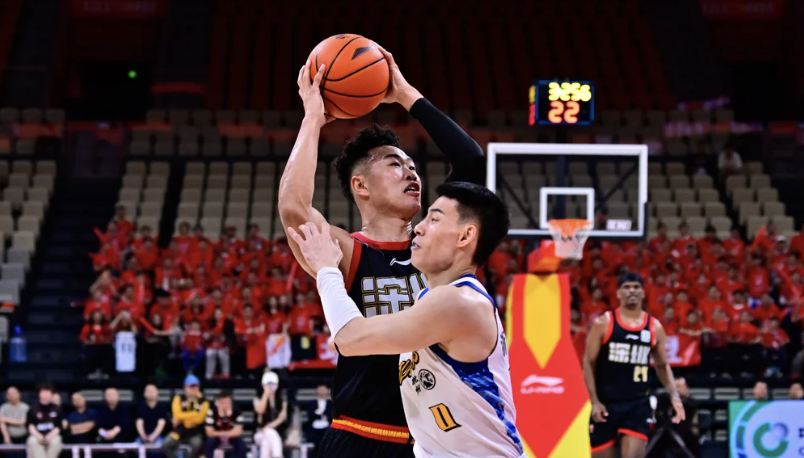 8连胜！深圳终结卫冕冠军广厦7连胜 王浩然32分史密斯29分贺希宁11+10助攻