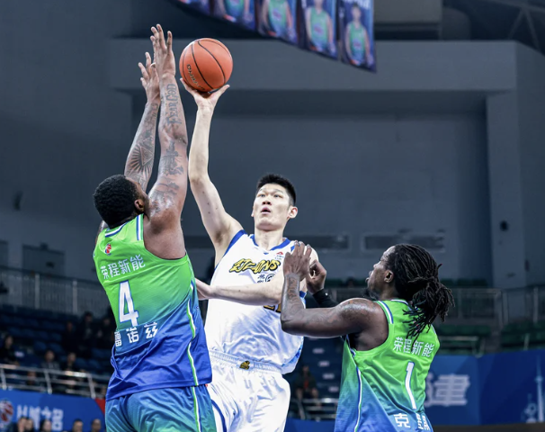 胡金秋15中13砍32分广厦险胜天津 塔克28+10+14+8失误詹姆斯13分