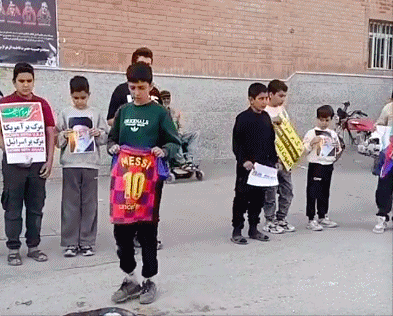 伊朗儿童怒烧梅西球衣！举标语抗议，迈阿密主帅：我们被特朗普利用