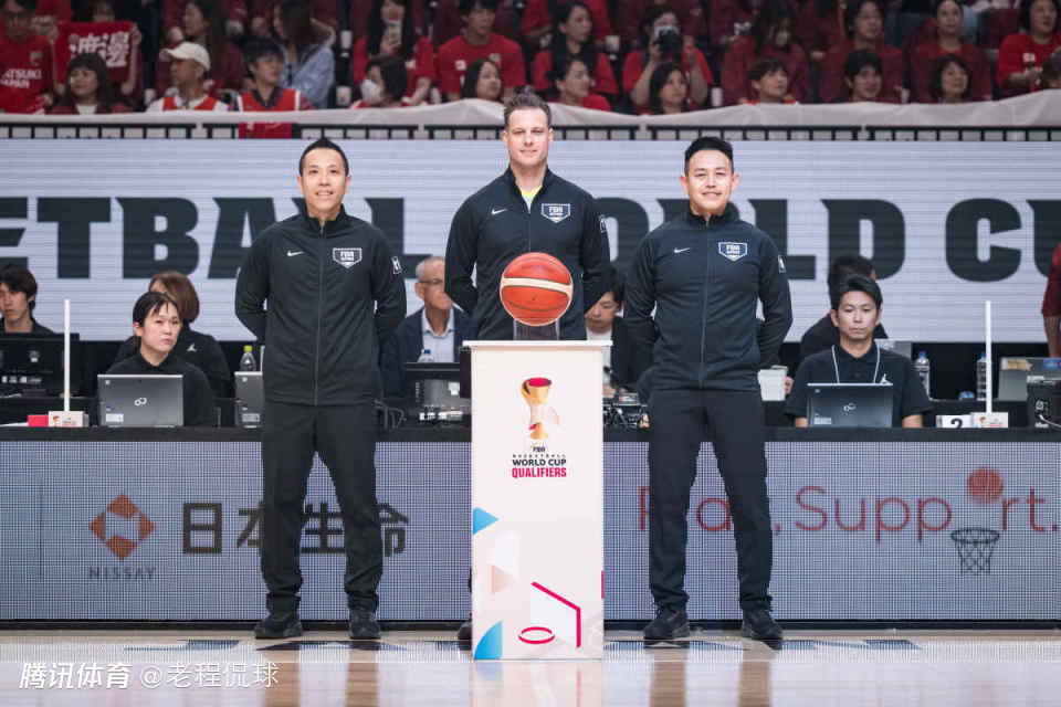 争议判罚前赵继伟已被对手推倒过 日本主帅却示意假摔