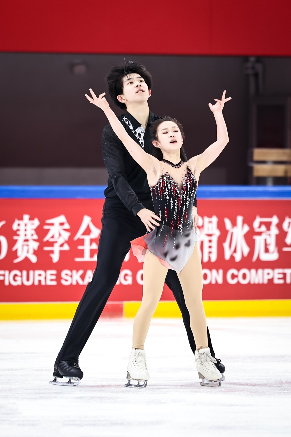 花滑冠军赛双人短节目：张嘉轩/黄一航领跑！新秀挑战高难单跳成功