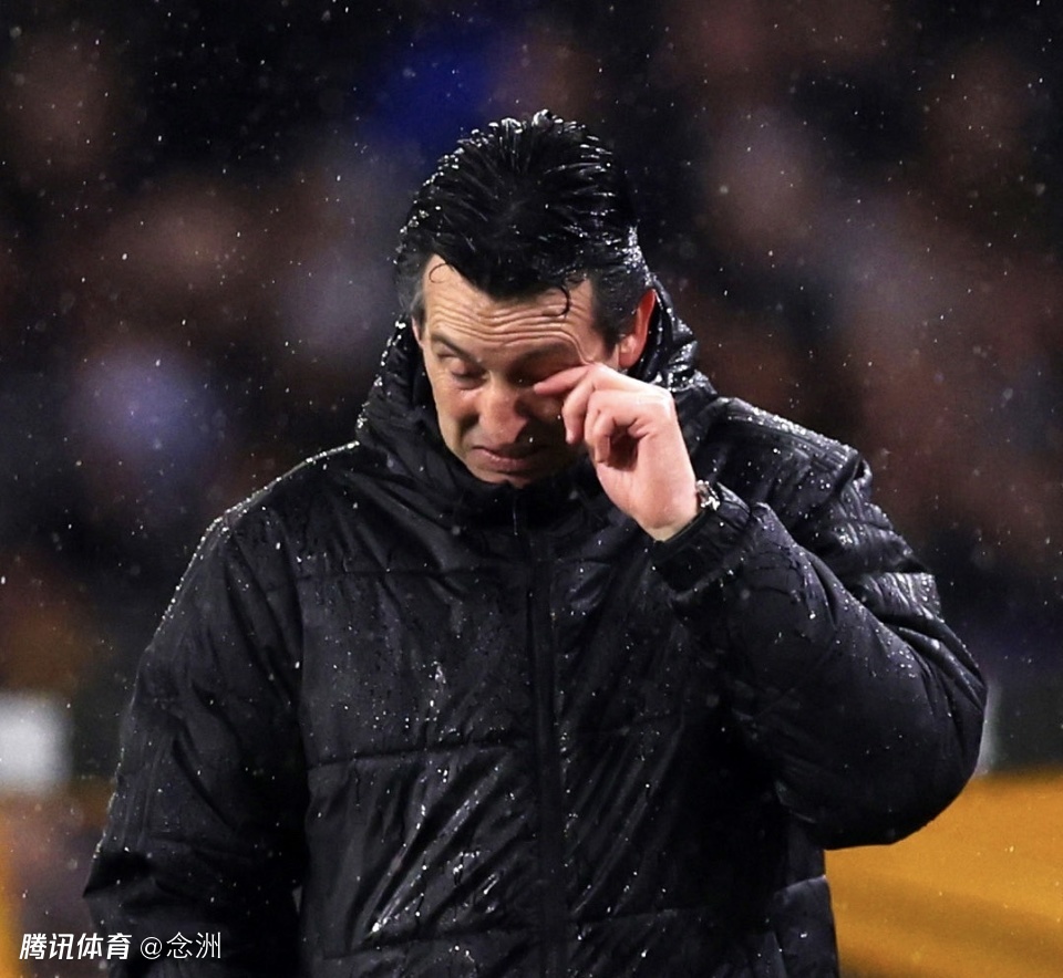 足坛一夜动态：英超第3爆冷！巴萨买断曼联锋霸达协议 梅西或见特朗普