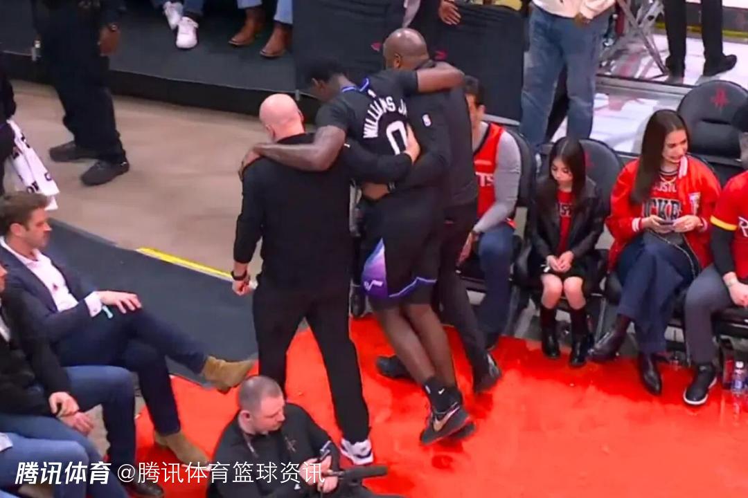 前交叉韧带伤病？小文斯-威廉姆斯左膝严重扭伤 爵士主帅怒批这不是篮球