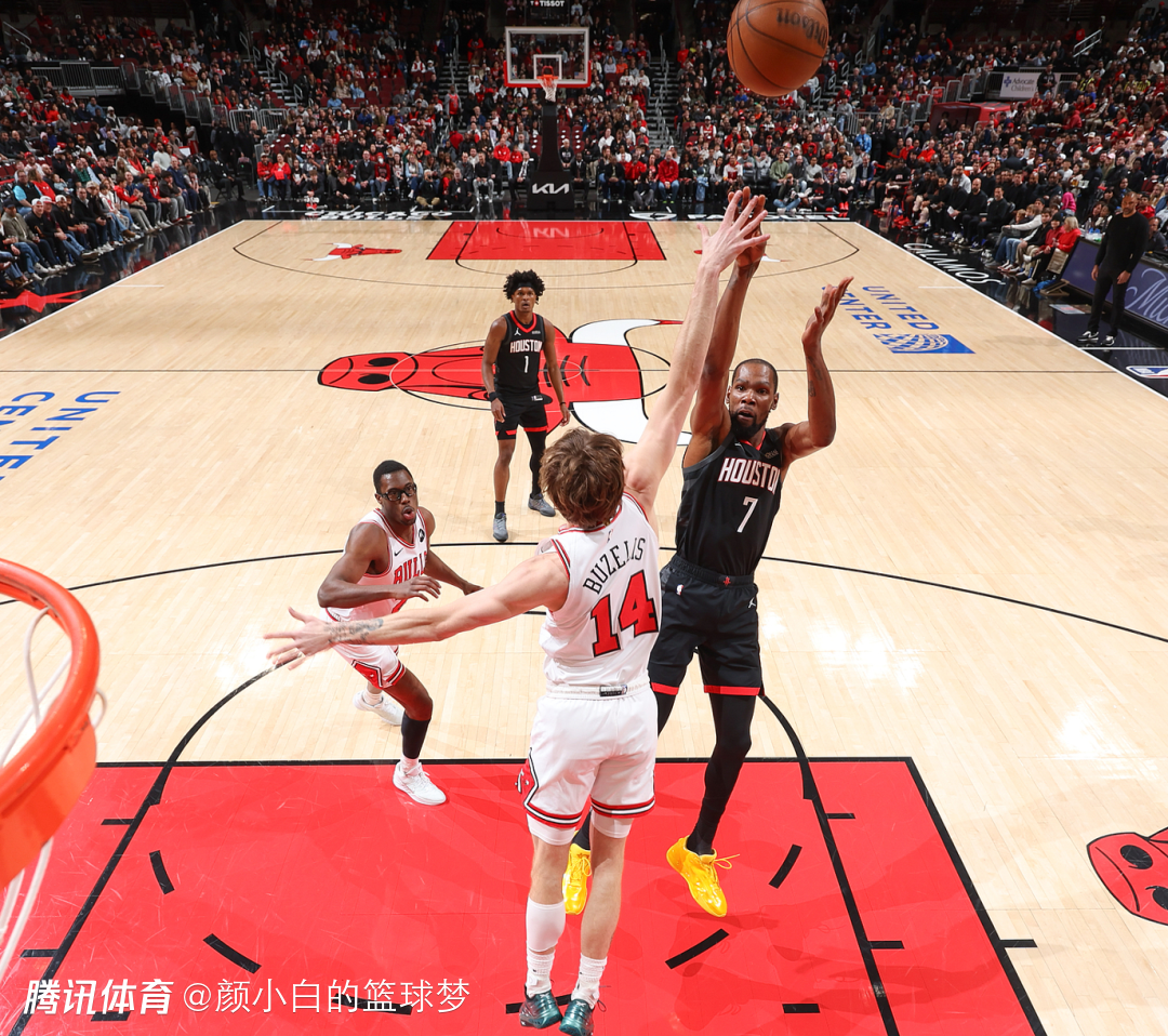 两续命三分后致命失误！杜兰特狂砍40+7燃尽了：客场险逆转22分