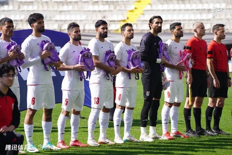 手捧书包！伊朗男足悼念160名遇难儿童 仍未确定是否退出世界杯