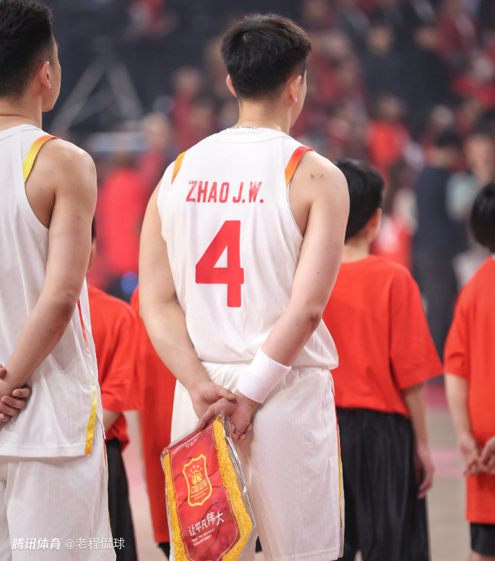 赵睿卸任男篮队长？赵继伟手持旗帜 后者3年前便任此职