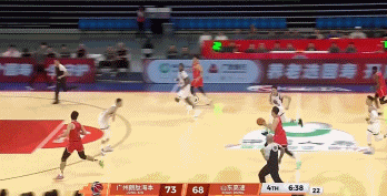 望无大碍！郭艾伦突破倒地疑似膝盖受伤 随后被担架抬出场外