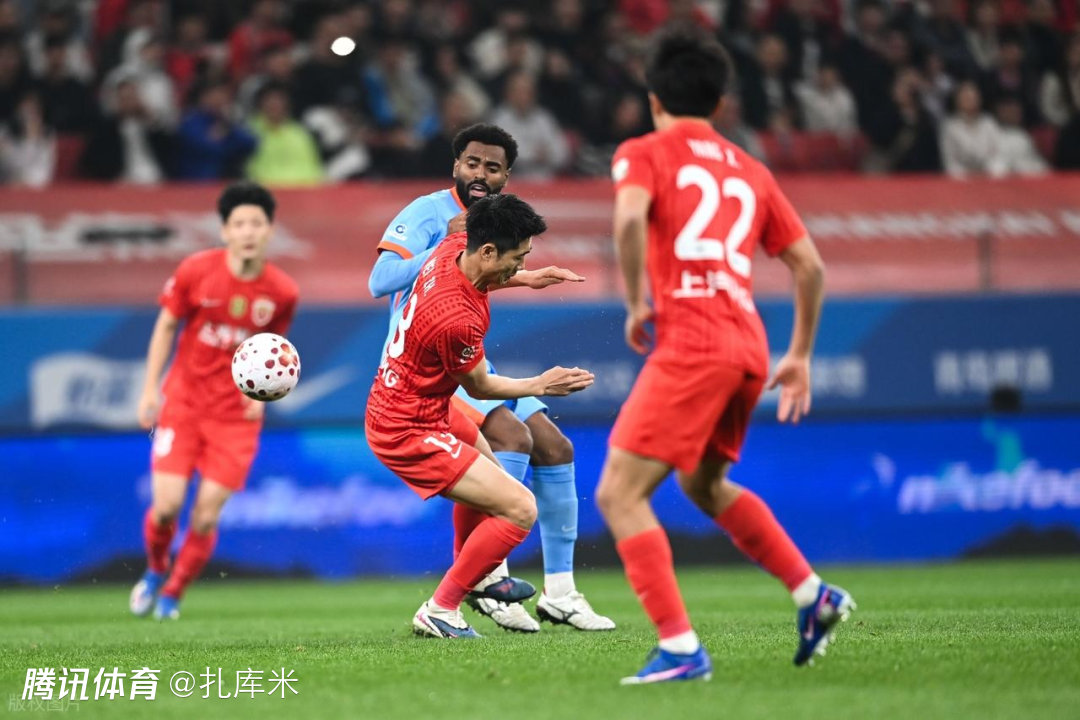 半场战报-吾米提江极限解围、莱昂纳多进球被吹后破僵，海港暂1-0玉昆